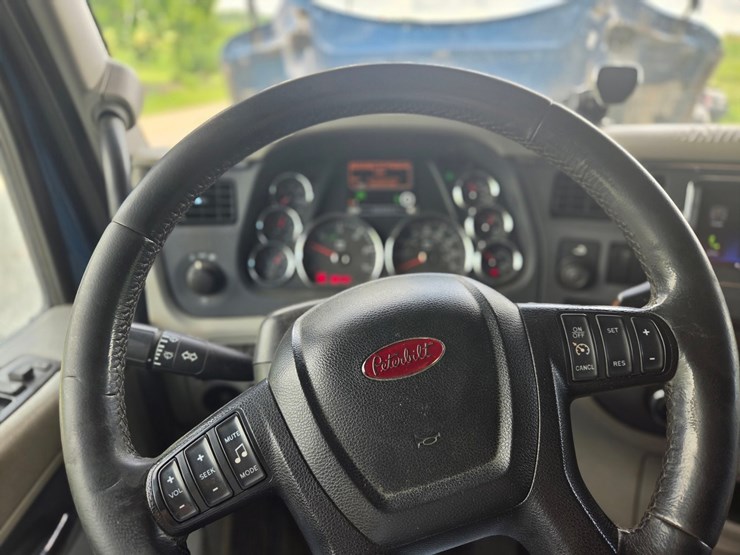 2019-peterbilt-579-image-56