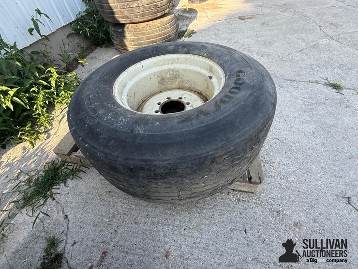 spare-brent-wagon-tire-&-rim-image-3