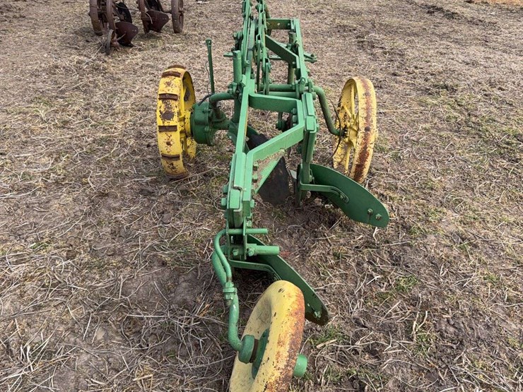 john-deere-pull-type-two-bottom-plow-image-4