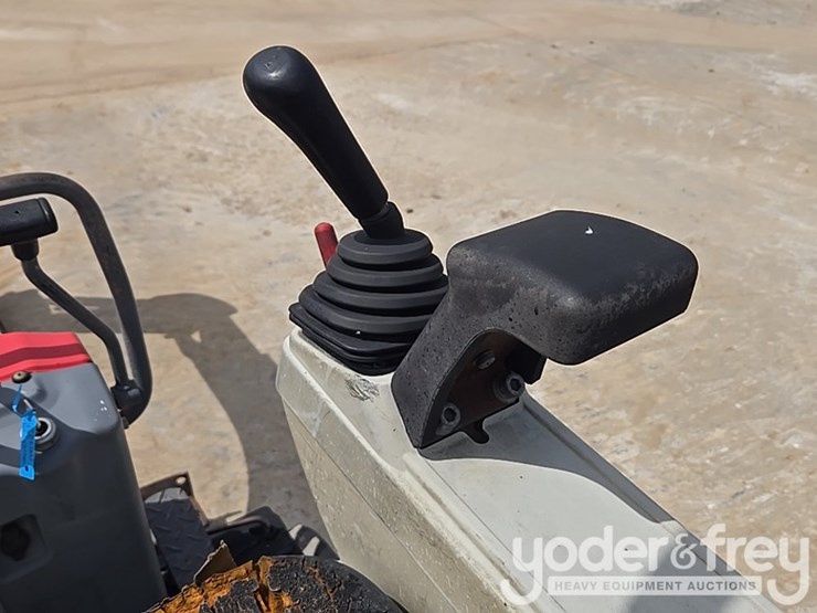 2017-takeuchi-tb210r-image-35