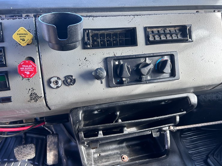 #1680-•-2003-freightliner-day-cab-truck-tractor-image-55