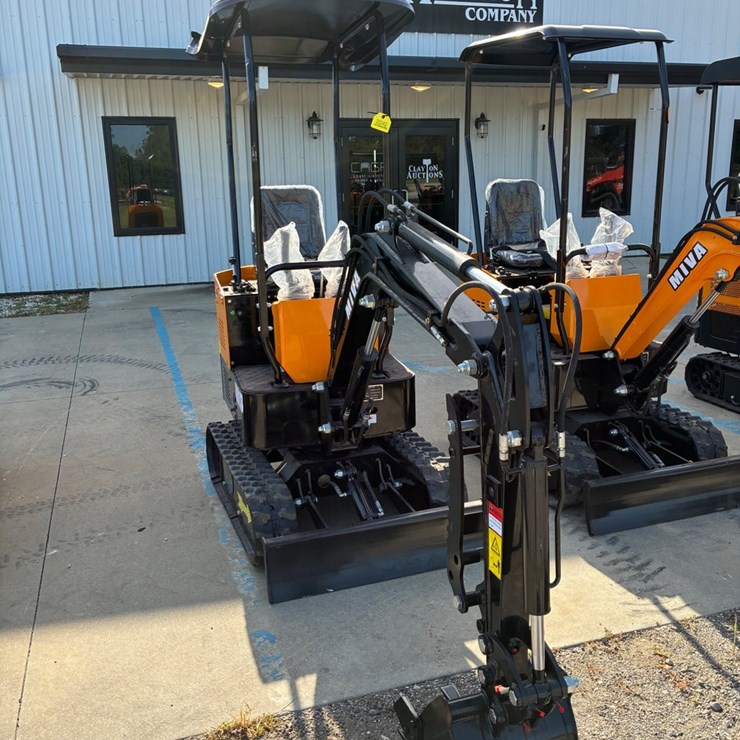 #20242 • Miva VA13 mini excavator