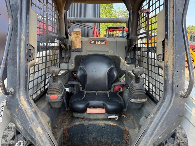 2023-bobcat-t64-image-12