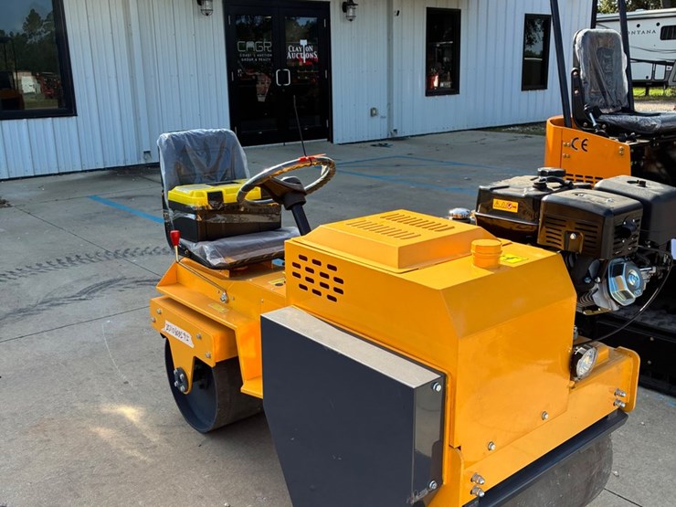 #9944-•-sl-850-vibratory-road-roller-image-1