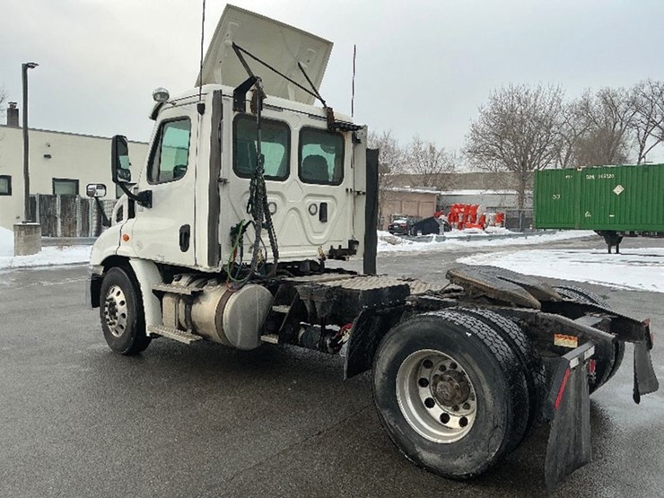 2017-freightliner-cascadia-113-image-2