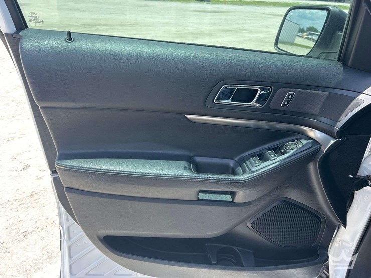 2016-ford-explorer-image-14