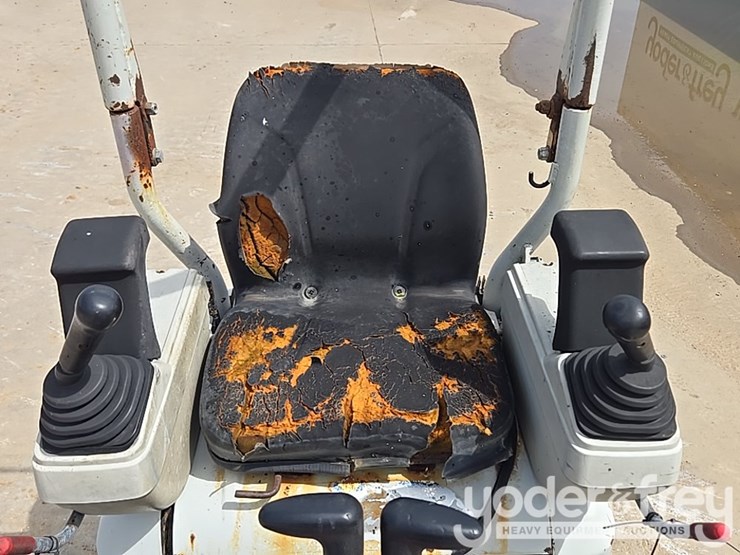 2017-takeuchi-tb210r-image-33
