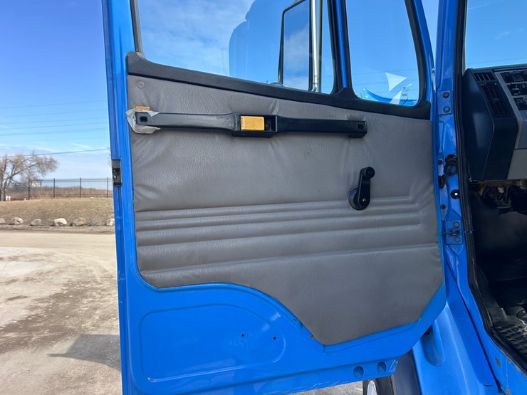 #1680-•-2003-freightliner-day-cab-truck-tractor-image-61