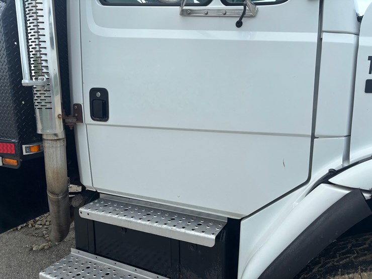 1999-freightliner-fl80-image-20