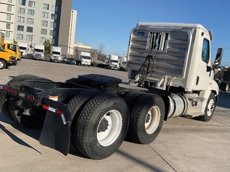 2018-freightliner-cascadia-125-image-2