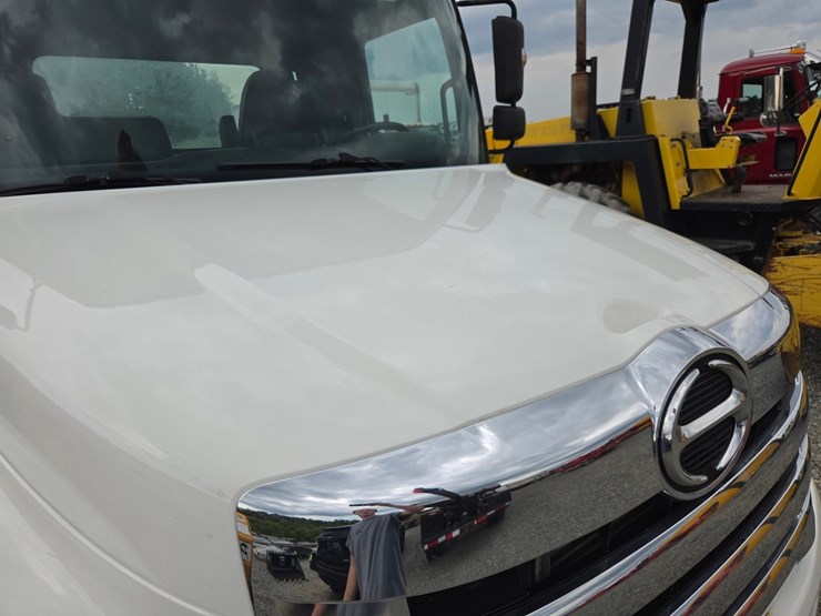 2013-hino-268-image-13