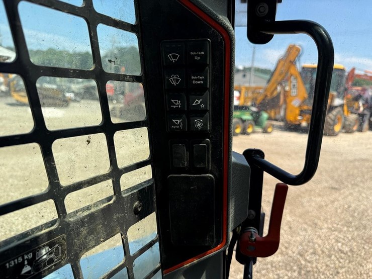 2022-bobcat-t76-image-25