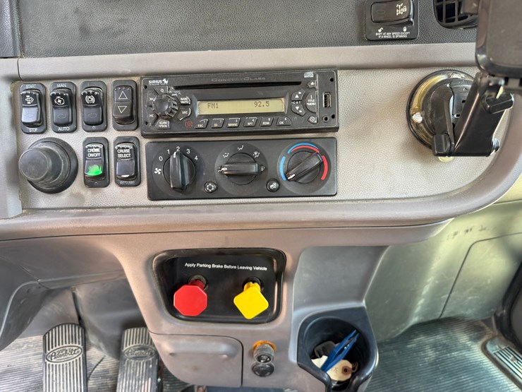 #1507-•-peterbilt-day-cab-truck-tractor-image-46