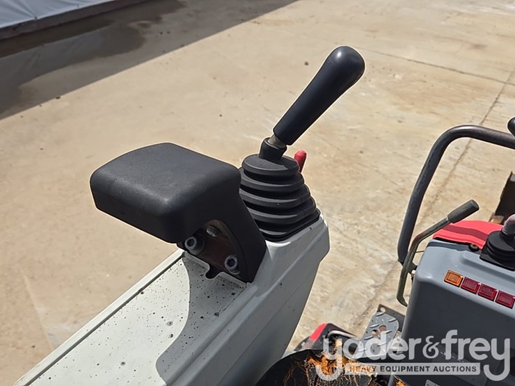 2017-takeuchi-tb210r-image-34
