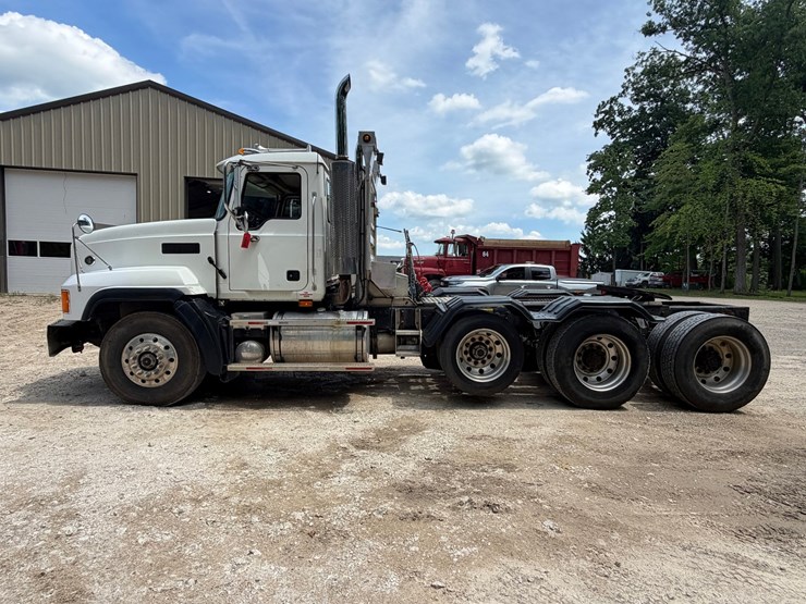 #1508-•-mack-day-cab-truck-tractor-image-10