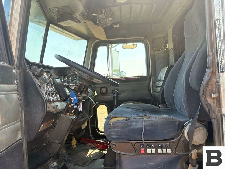 1990-peterbilt-378-image-11