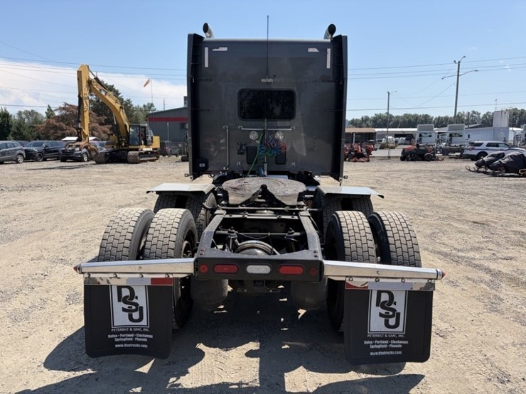 2021-peterbilt-567-image-4