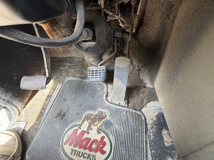 #1509-•-mack-day-cab-truck-tractor-image-64