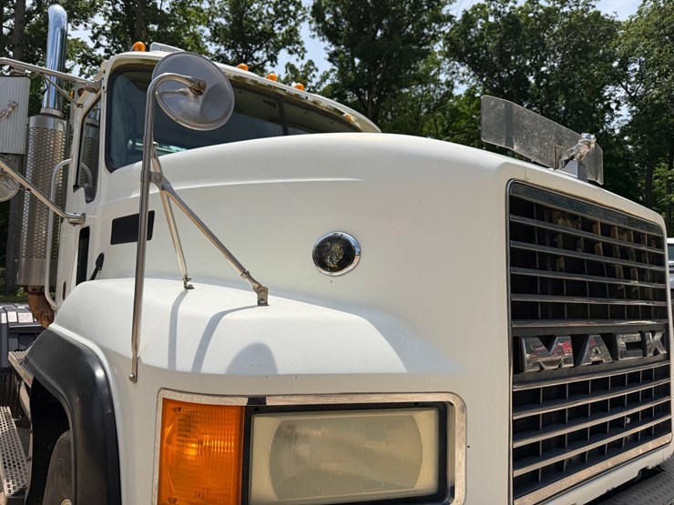 #1508-•-mack-day-cab-truck-tractor-image-27