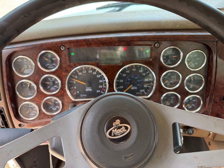#1508-•-mack-day-cab-truck-tractor-image-56