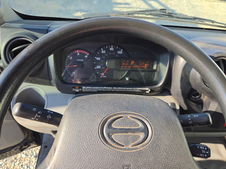 2015-hino-195-image-53