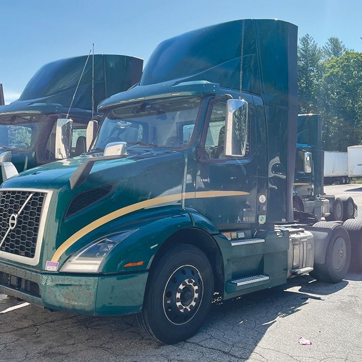 2020 VOLVO VNR300