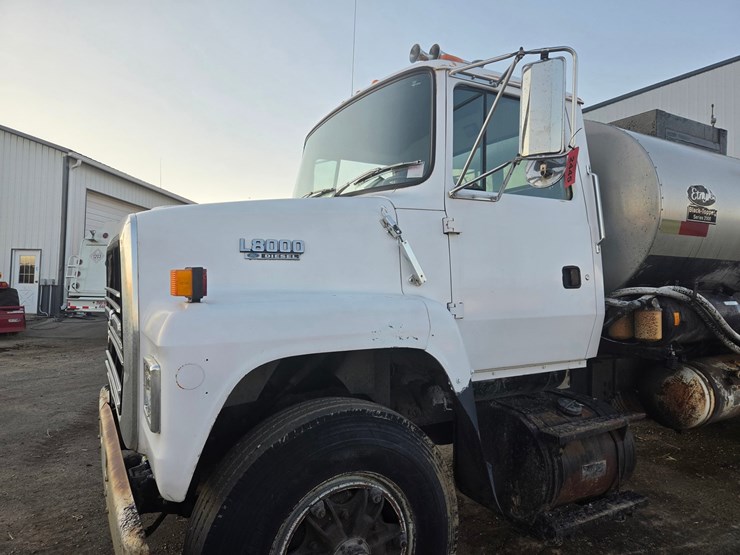 1991-ford-l8000-image-9