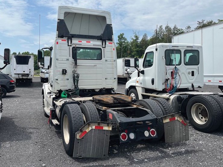 2017-volvo-vnl300-image-2