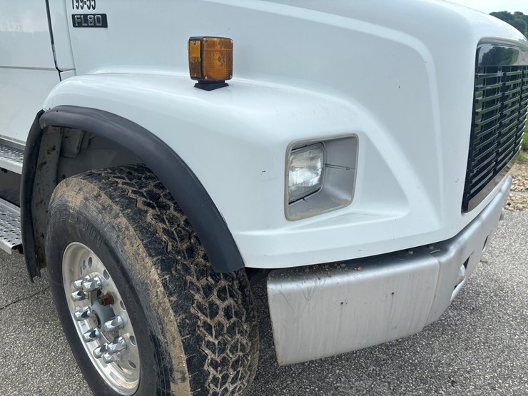 1999-freightliner-fl80-image-17