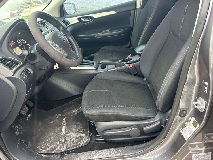 2016-nissan-sentra-sedan-image-12
