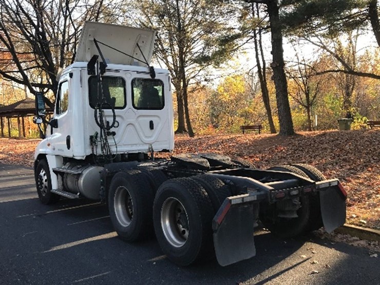 2018-freightliner-cascadia-125-image-2