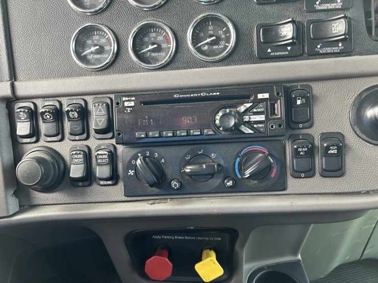 2016-peterbilt-389-image-27