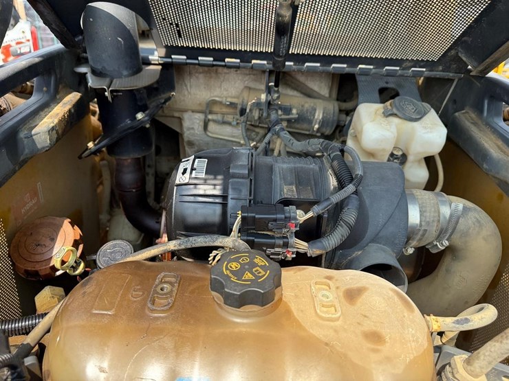2016-deere-323e-image-15