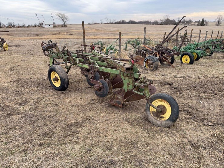 john-deere-pull-type-four-bottom-plow-image-3