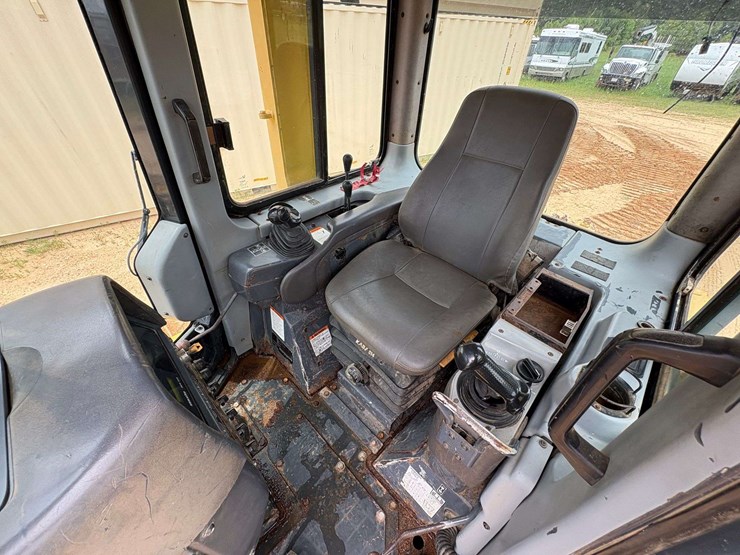 2004-komatsu-d65px-image-15