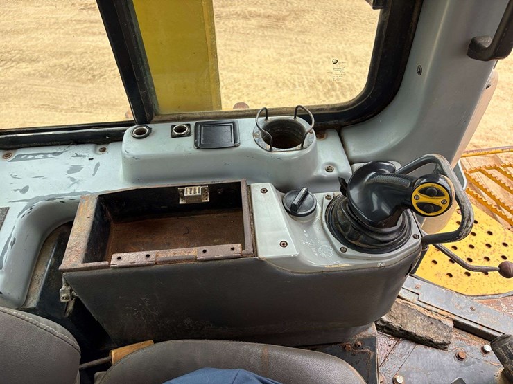 2004-komatsu-d65px-image-12