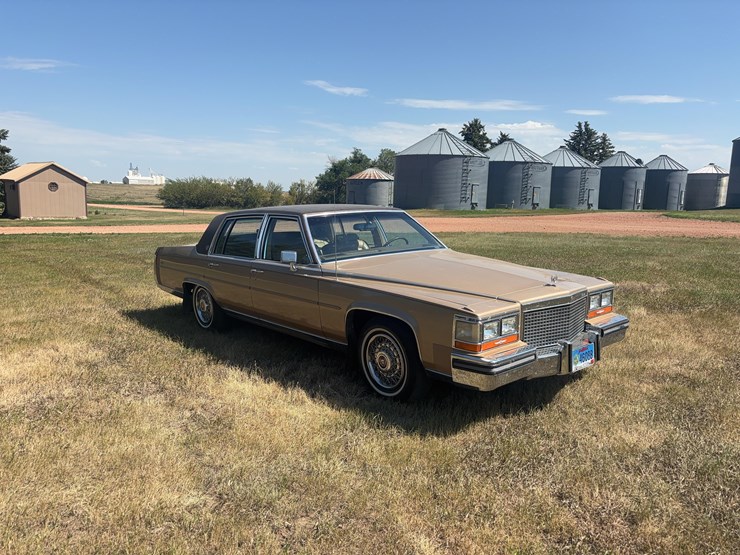 1987-cadillac-sedan-brougham-image-3