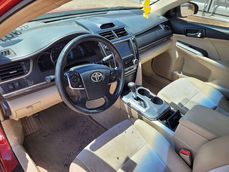 2014-toyota-camry-hybrid-le-sedan-4d-image-19