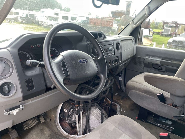 2013-ford-e350-xlt-image-12