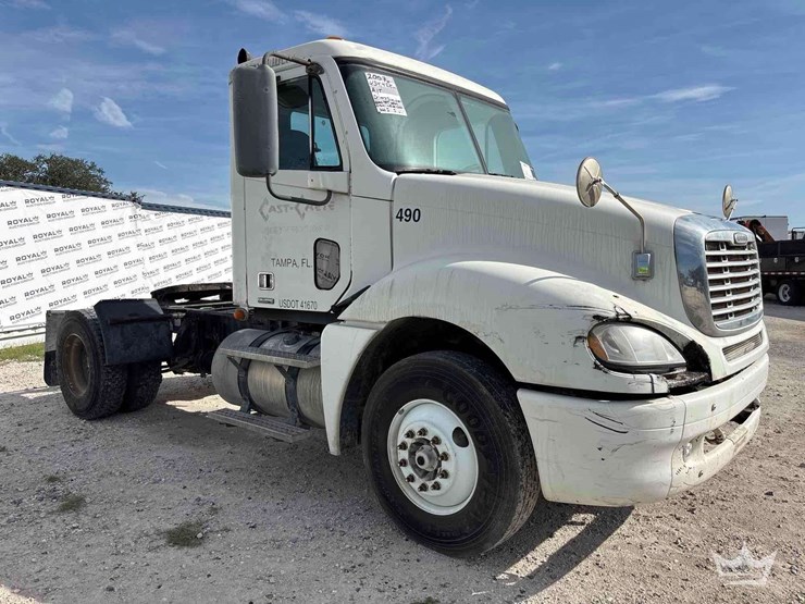 2007-freightliner-columbia-120-image-2