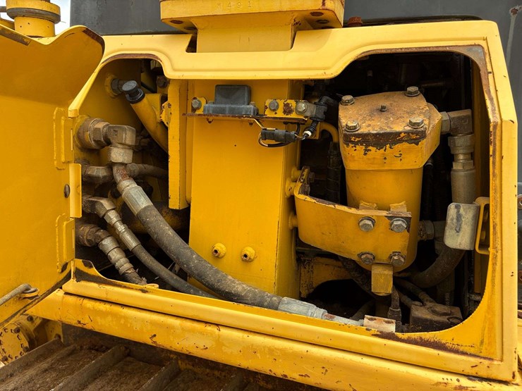 2004-komatsu-d65px-image-48