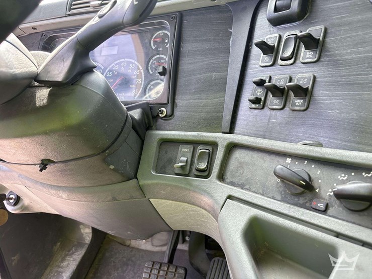 2007-freightliner-columbia-120-image-22