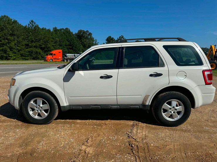 2010-ford-escape-image-2