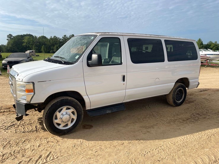 2013-ford-e350-xlt-image-1