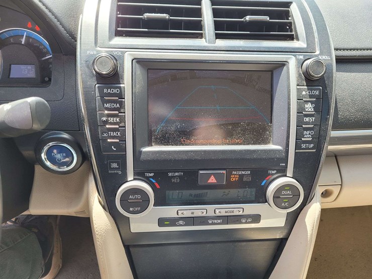 2014-toyota-camry-hybrid-le-sedan-4d-image-22
