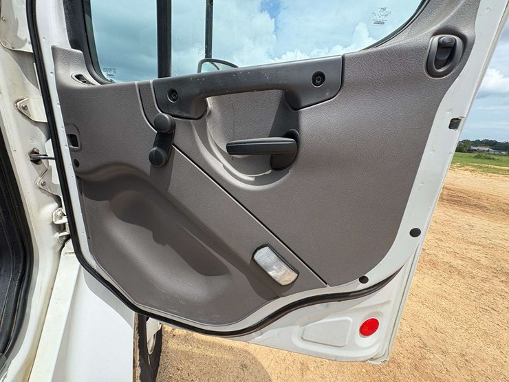 2017-freightliner-s2g-image-21