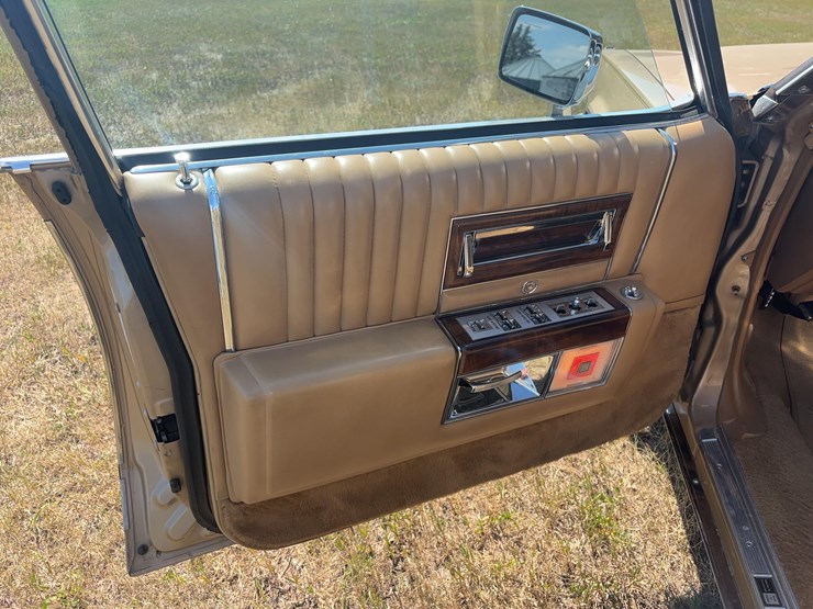 1987-cadillac-sedan-brougham-image-12