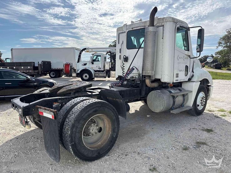 2007-freightliner-columbia-120-image-3