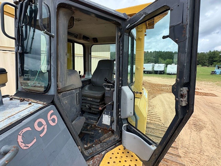2004-komatsu-d65px-image-7