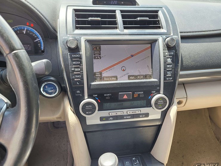 2014-toyota-camry-hybrid-le-sedan-4d-image-21